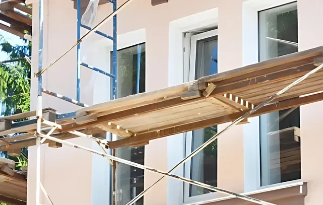 Nettoyage de façade sur échafaudage à Montluçon par Le Bon Toit