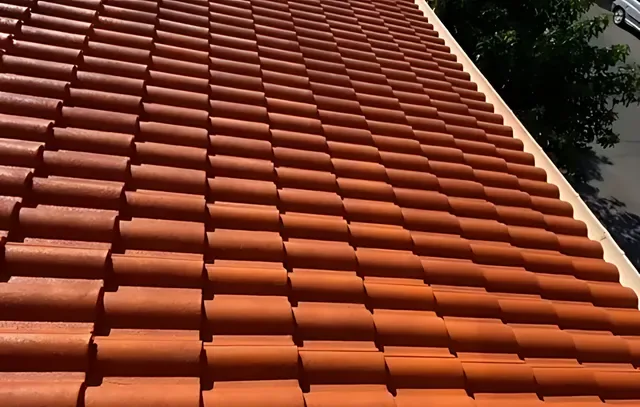 Application d'un hydrofuge coloré sur une toiture à Montluçon